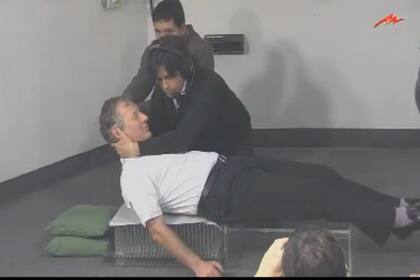 Lentamente, el conductor se desplaza en los clavos