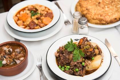 Lentejas, mondongo, tortilla de papas y caracoles