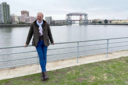 Leo Kruitwagen de paseo por La Boca en la zona de museos y con el Puente Transbordador Nicolás Avellaneda al fondo.