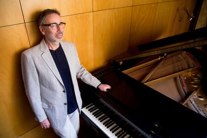 Leo Sujatovich, que toco los teclados en Spinetta Jade. recrea ese repertorio con una nueva generación de músicos y cuenta como fue la intimidad del grupo en los ochenta