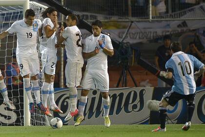 Leo, al ejecutar el tiro libre