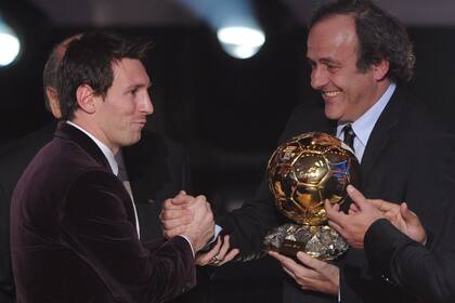 Leo, al recibir el Balón de Oro de manos de Platini