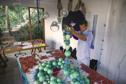 Leo Battistelli en pleno desarrollo de la obra Oasis, un conjunto de líquenes que se instalarán en el edificio Sens Palermo Green. El artista plástico rosarino se inspiró en el concepto de simbiosis de la Naturaleza para plasmar la obra en la arquitectura del proyecto que se levanta en Soler y Godoy Cruz