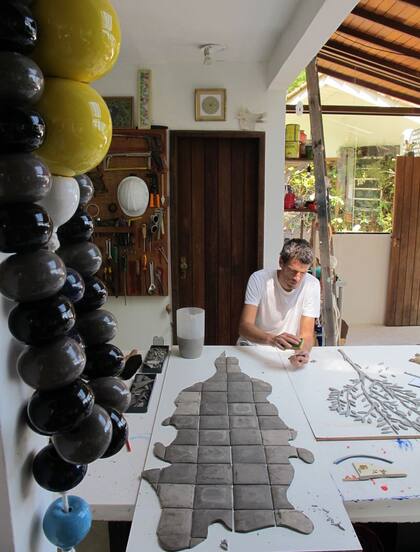 Leo Battistelli en su taller de Río de Janeiro