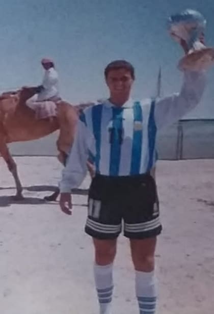 Leo Biagini y su foto, campeón en Qatar 1995