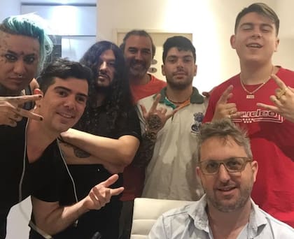 Leo Blumberg junto a su equipo de trabajo