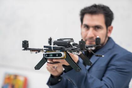 Leo Campos desarrolla algoritmos para evitar colisiones entre drones