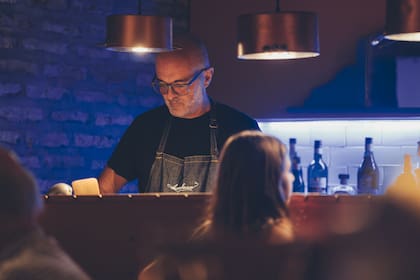 Leo comenzó desempeñándose con el Gato Dumas, para luego trabajar tres años en cocinas de España