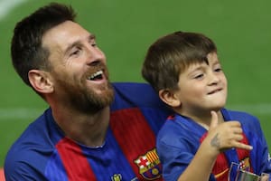 Leo, con Thiago, durante la celebración