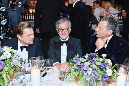 Leo, con un smoking de Gucci, se sentó con la estrella de la noche, Steven Spielberg, uno de los homenajeados junto a los artistas Amy Sherald y Kehinde Wiley.