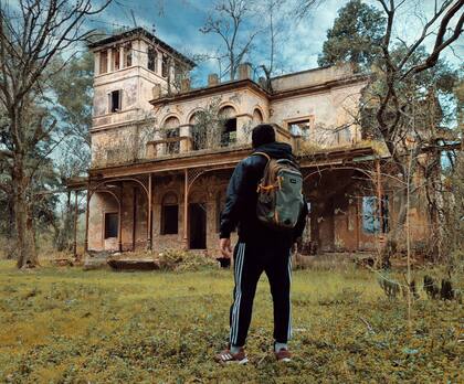 Leo, de Urbex Argentina, explora un orfanato en la provincia de Buenos Aires