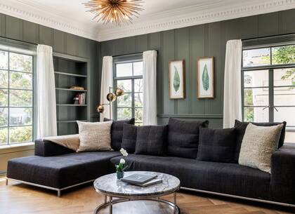 Leo DiCaprio adquirió la mansión de cuatro dormitorios en 2021 y fue recientemente remodelada con acabados de mármol y piso de chevron