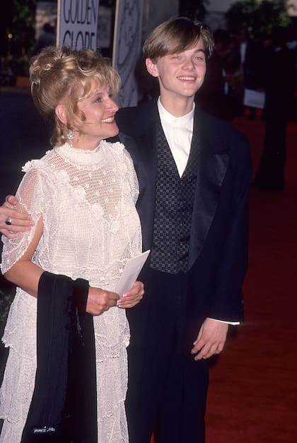 Leo DiCaprio junto a su mamá en la alfombra roja (Getty Images)