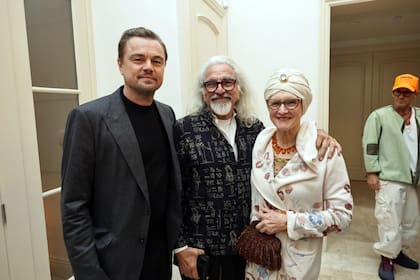 Leo DiCaprio junto a su padre y Peggy Farrar, su madrastra (Getty Images)