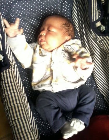 Leo, el mellizo que había nacido sin signos vitales y fue reanimado por un policía