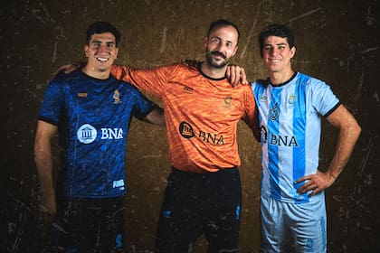Leo entre dos piezas importantes del seleccionado argentino de handball: el ascendente Pedro Martínez Cami y el estelar Diego "Chino" Simonet.