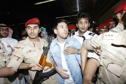 Leo, escoltado por la policía