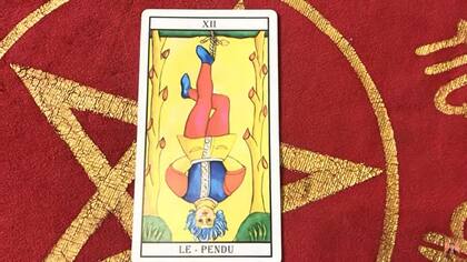 Leo está en una posición de sacrificio entre lo que quiere y lo que no quiere hacer