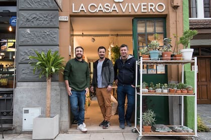 Leo, Guille y Dani trabajan codo a codo en el vivero