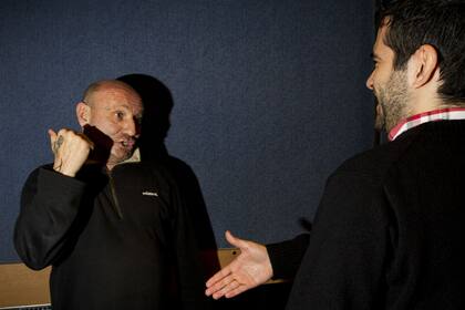 Leo le hace osoooooooo al periodista