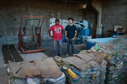 Leo Lima (der.), uno de los fundadores de Eco-Inclusión, con un ayudante