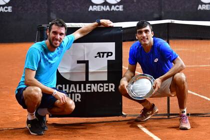 Leo Mayer, entrenador de Burruchaga, acompañando a Román tras su primer título en el Challenger Tour