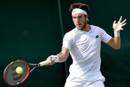 Leo Mayer pega fuerte: avanzó a la tercera rueda de Wimbledon