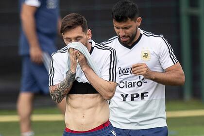 Leo Messi y Sergio Agüero, en una escena del entrenamiento