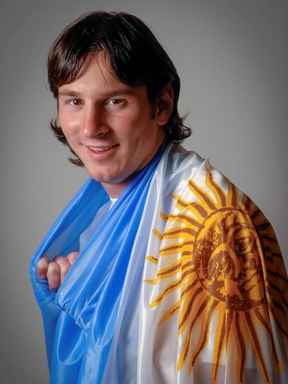 Leo Messi con la bandera de Argentina. Fotografía de Maximiliano Vernazza, parte de la muestra Argentinos 1995-2025