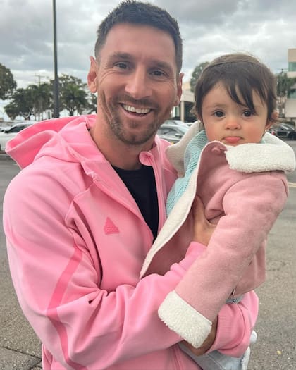 Leo Messi con la pequeña Isabella (Foto: Instagram @martinarevalo1)