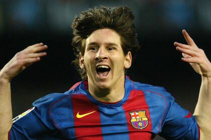 Leo Messi debutó en la primera de Barcelona en octubre de 2004, a los 17 años; quedó como el tercer futbolista más joven en tener su primer partido en el club.