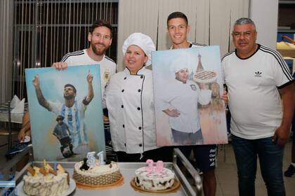 Leo Messi, el juvenil Nehuén Pérez y la chef Antonia