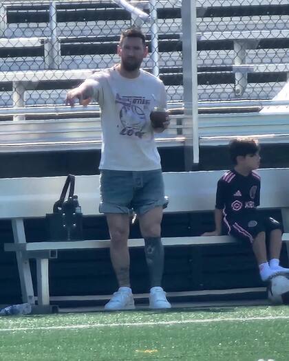 Leo Messi en "modo DT" durante el entrenamiento de Thiago con la Sub 12 de la Academia Inter Miami CF (Foto: Twitter @M30Xtra)