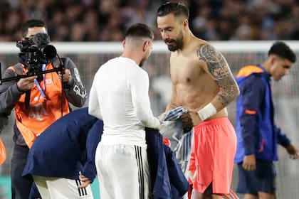 Leo Messi intercambió su camiseta con Galíndez -también rosarino, aunque radicado en Ecuador- después del triunfo de Argentina por las Eliminatorias