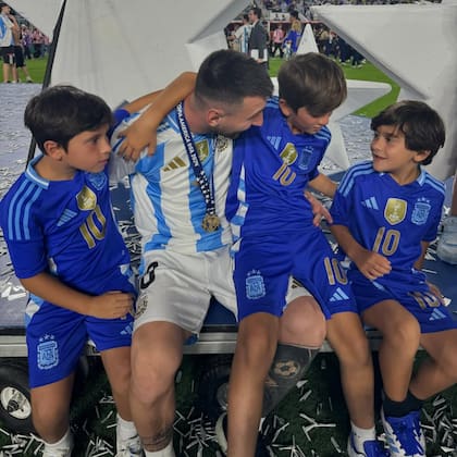 Leo Messi, junto a sus tres hijos, Mateo (9), Thiago (11) y Ciro (7) tras consagrarse bicampeón de América (Foto: Instagram @antonelaroccuzzo)