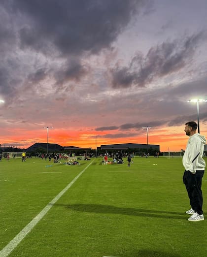 Leo Messi pasó el día en la cancha con su esposa y su hijo menor (Foto: Instagram @antonelaroccuzzo)