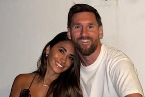 La reacción de Messi al ver el look de aeropuerto de Anto