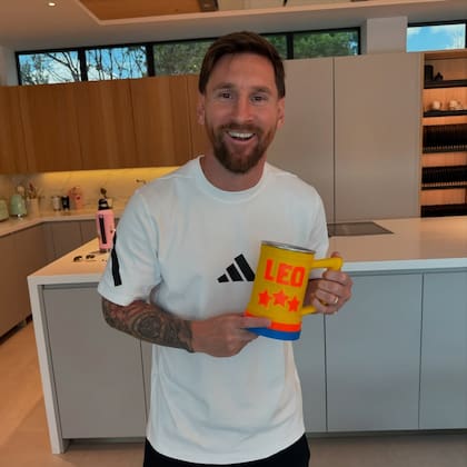 Leo Messi recibió un regalo especial de los chicos de Un poco de ruido (Foto: Instagram @unpocoderuidook)