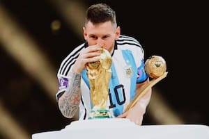 Leo Messi publicó fotos inéditas con la Copa del Mundo y una presencia se robó toda la atención