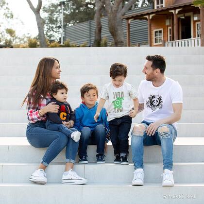 Leo Messi y Antonela Roccuzzo viven con sus hijos en Casteldefels