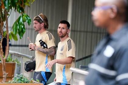 Leo Messi y De Paul, parten junto al resto de la Selección Argentina, hacia el entrenamiento en el Kennesaw University State Fifth Third Bank Stadium