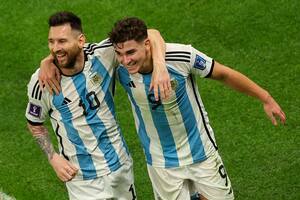 Messi, Julián Álvarez y... el hincha de Colón que le dio la mamadera a su bebé en la cancha: los tres argentinos nominados