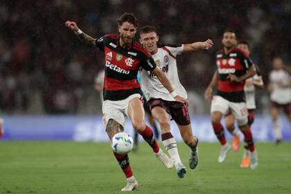 Leo Pereira perseguido por Rodrigo Castillo