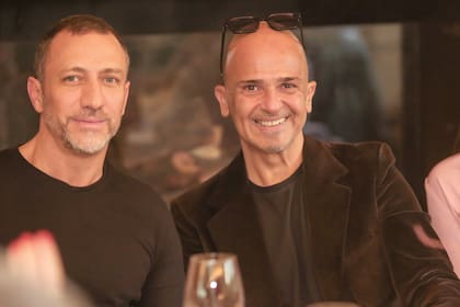 Leo Pereyra (manager personal de Angie) charla con Martín Roig.