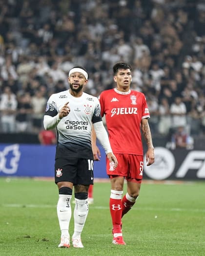 Leonel Pérez junto a Memphis Depay, en uno de los duelos que Huracán disputó en San Pablo frente a Corinthians