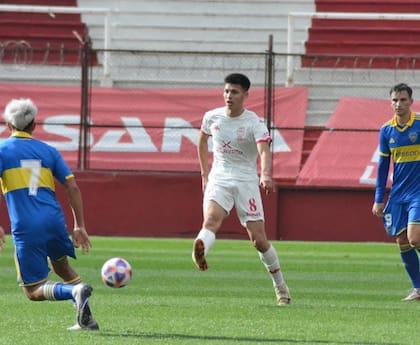 Leonel Pérez jugando en la reserva de Huracán, club al que llegó desde muy chico