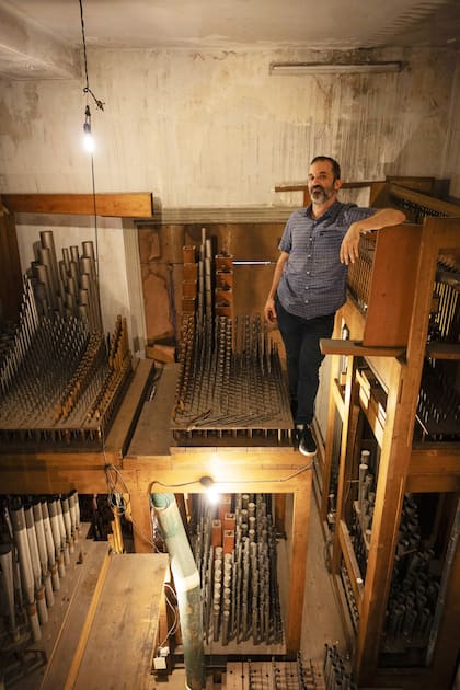 Leo Petroni en la sala donde estn todos los tubos del rgano del Colegio Nacional de Buenos Aires