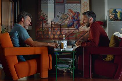 "Artista viendo un libro de arte", obra de Guillermo Pérez Villalta, en el living de Salvador Mallo, el personaje de Banderas en Dolor y Gloria