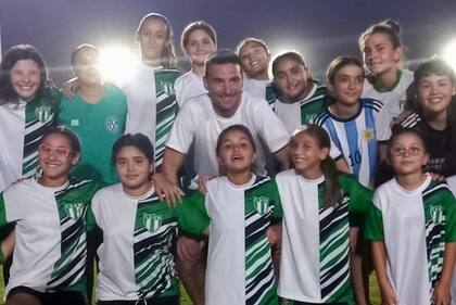 Leo Scaloni, campeón mundial en Qatar 2022, visitó las instalaciones del Club Atlético Sportivo Matienzo en Pujato