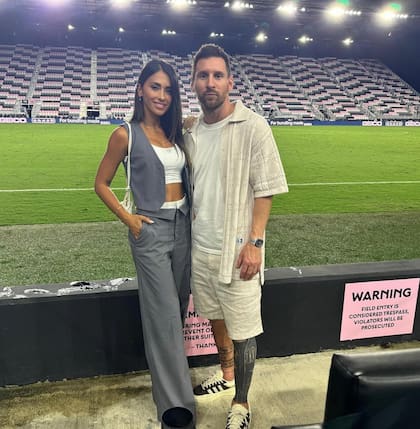 Leo subió una foto con Anto Roccuzzo y todas las miradas se posaron en sus looks (Foto: Instagram @leomessi)